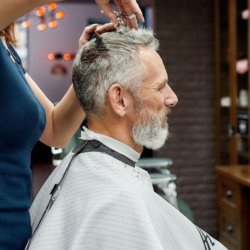 Barbering och klippning pensionär.